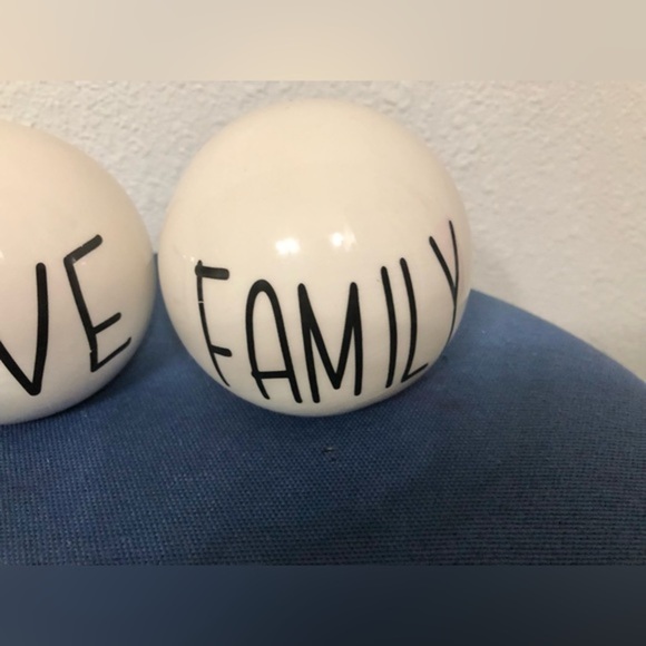 2 Ivory ceramic farmhouse tabletop paper weight decor Love Family Thankful new - Picture 15 of 15